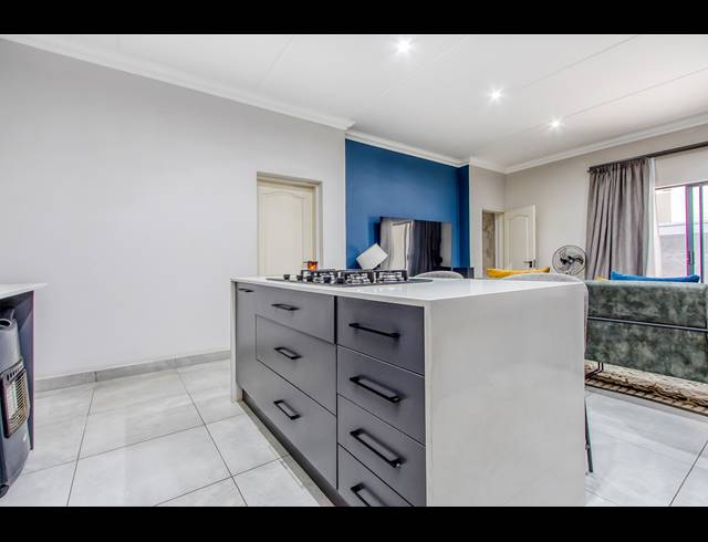 2 BEDROOM APARTMENT FOR SALE IN BRYANSTON
